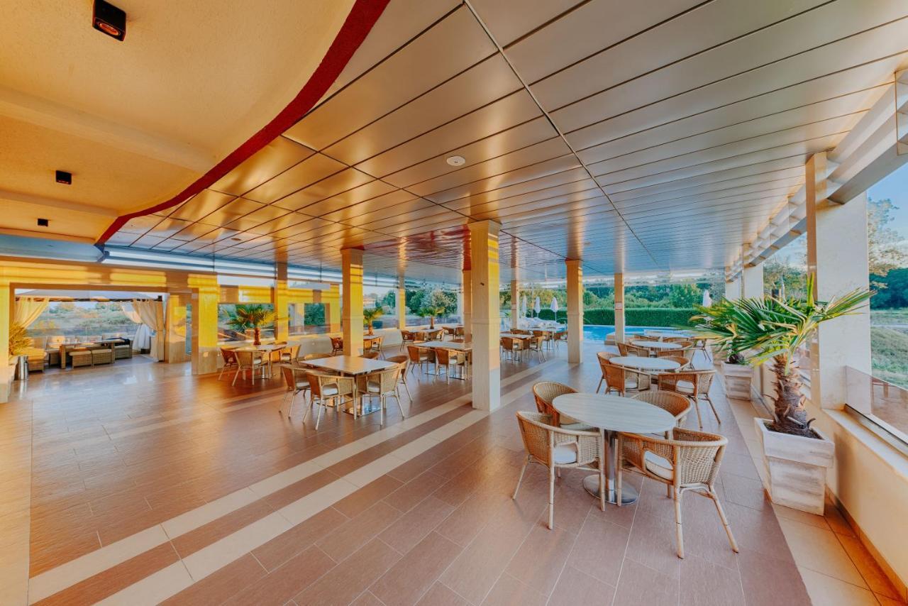 Hotel Lion Ulcinj Buitenkant foto