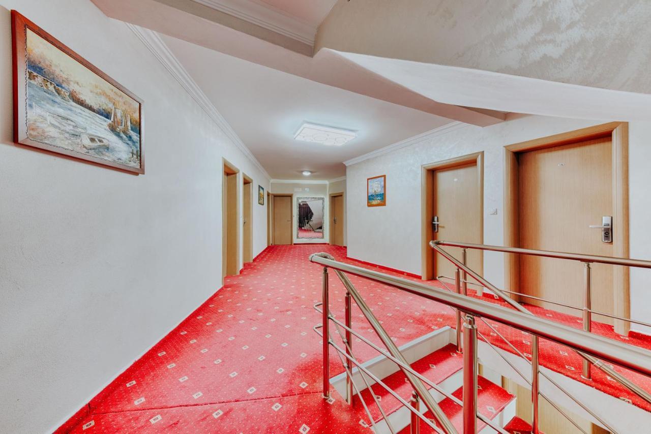 Hotel Lion Ulcinj Buitenkant foto