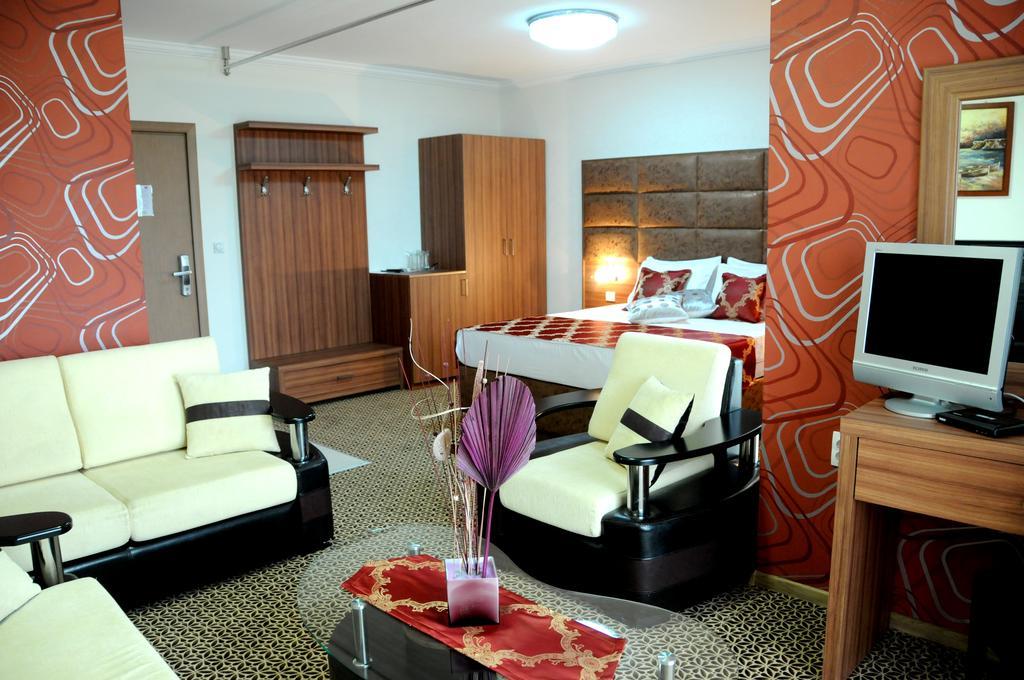 Hotel Lion Ulcinj Buitenkant foto
