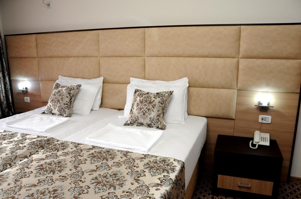 Hotel Lion Ulcinj Buitenkant foto