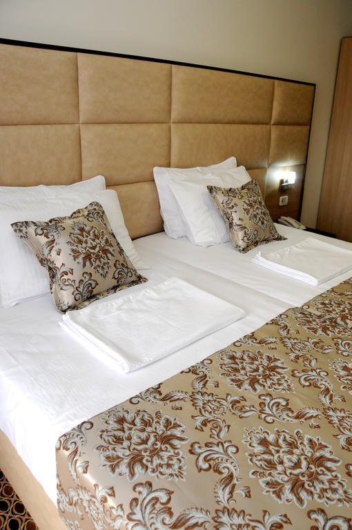 Hotel Lion Ulcinj Buitenkant foto